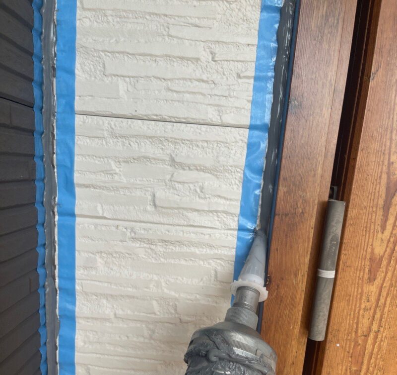 高耐久のものを目地にたっぷりと充填します。