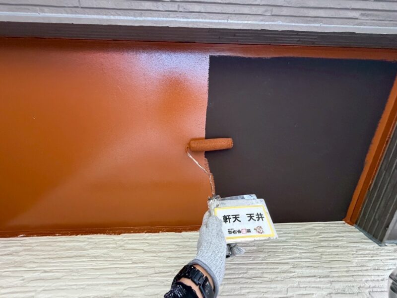 軒天と天井は、濃いブラウン系で塗り替えています。