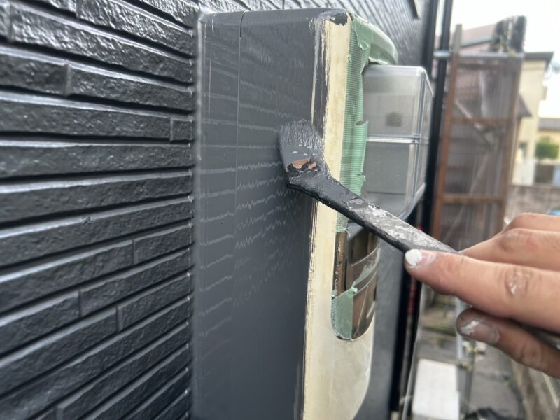 外壁の色と合わせた色で塗装します。