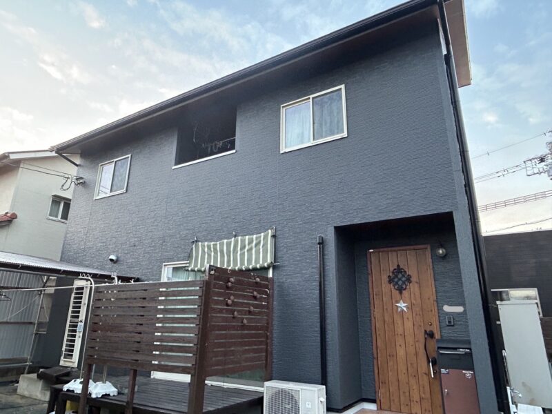 外壁は、わずかにグレーを含んだ柔らかな黒で現代的な洗練さが出せる人気色を選定しました。<br />
真っ黒ではないので、視覚的な重さを感じさせない重厚な仕上がりが魅力です。