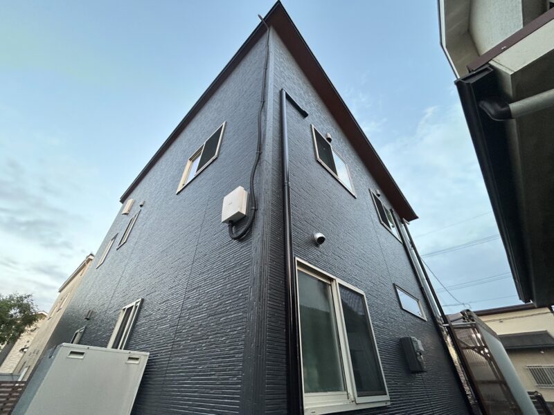 3分艶で仕上げ、晴れた日には目を奪われるような漆黒の輝きを放ちます。<br />
艶感は調整できますので、お好みの艶感をご提案いたします。