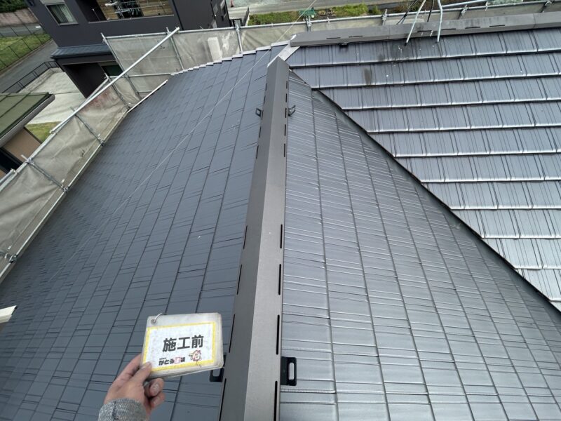 屋根は塗装しませんが、雨漏りの心配がある棟板金と谷板金をサビ止めを施し、塗装をおこないます。
