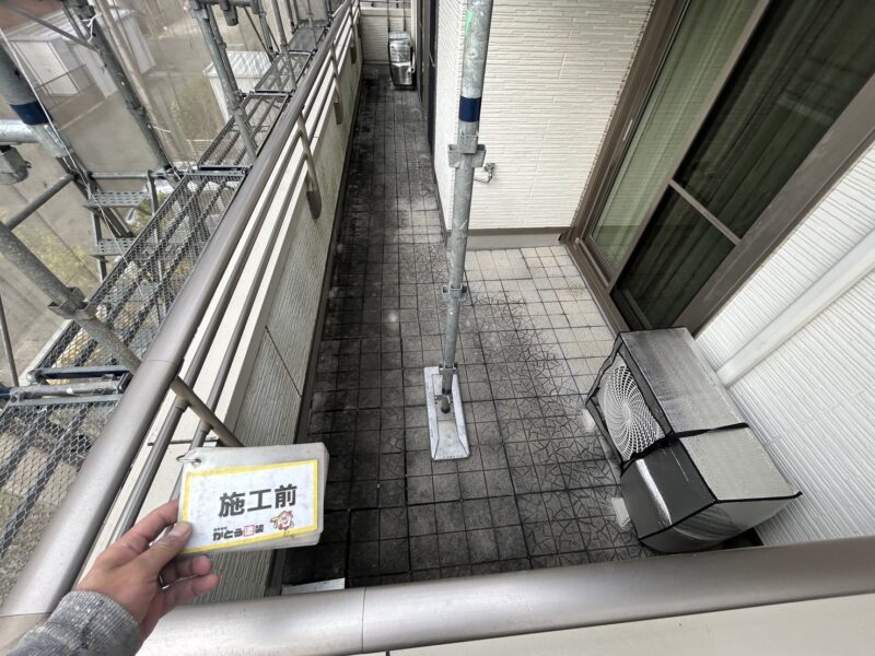 バルコニー防水層の上には、通気性のないコンクリートが敷いてありました。<br />
ボロボロですので、新しい敷物を準備します。