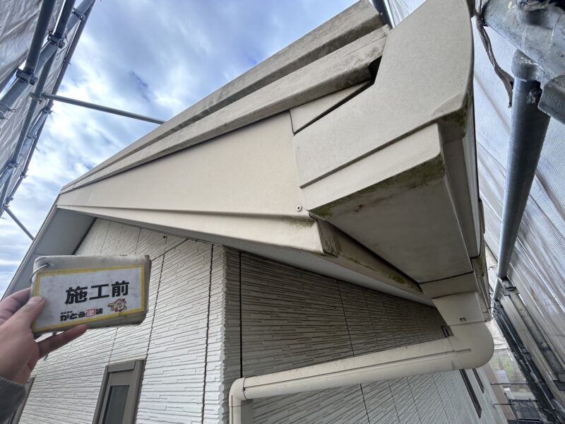 破風や雨樋は、耐久性・防水性が失われ汚れが付着しやすい状態でした。