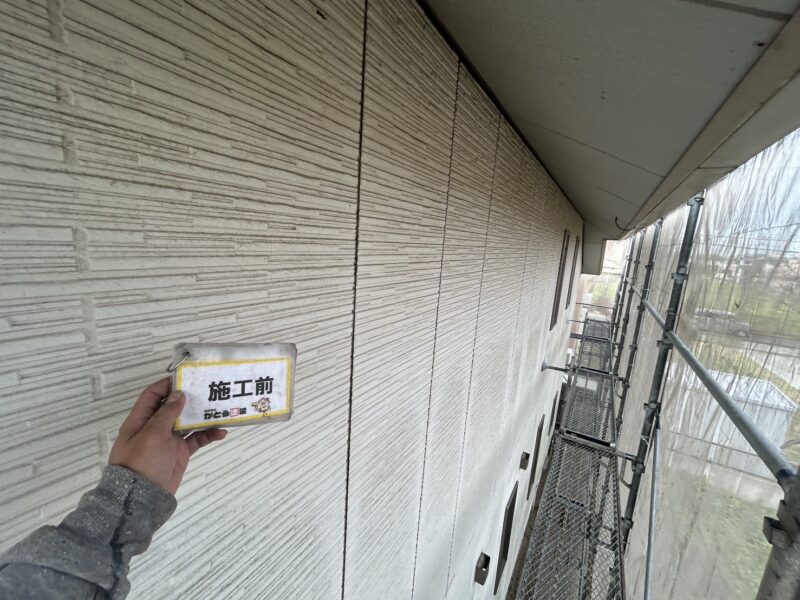 長年の塵や埃が積み重なり、外壁全体が黒ずんでいました。<br />
シーリングも硬化していましたので、すべて打ち替えをおこないます。