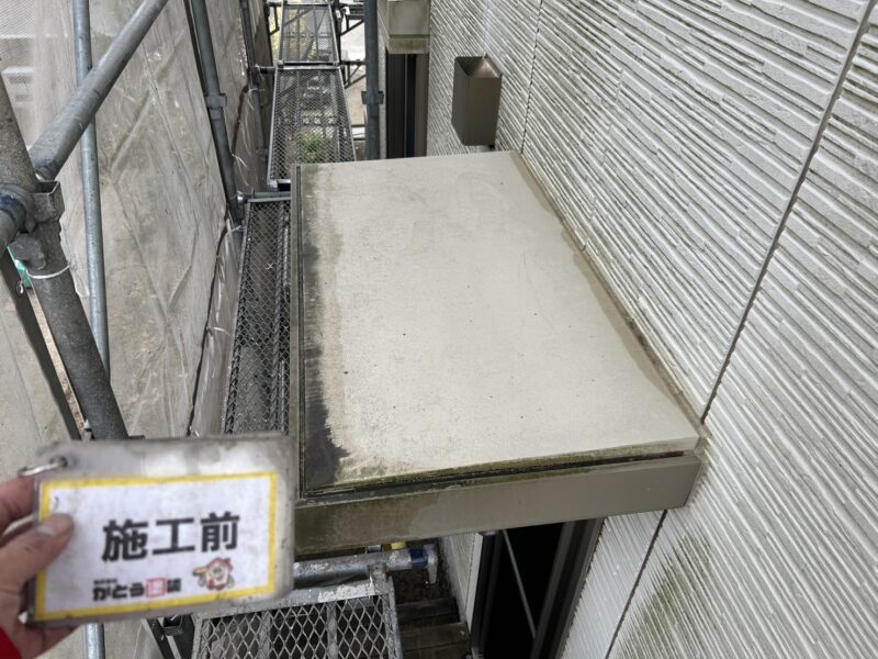ひさしも非常に水捌けが悪く、雨水が溜まりやすくなっていました。<br />
付帯部は耐候性の高い塗料を使用し、綺麗にしていきます。