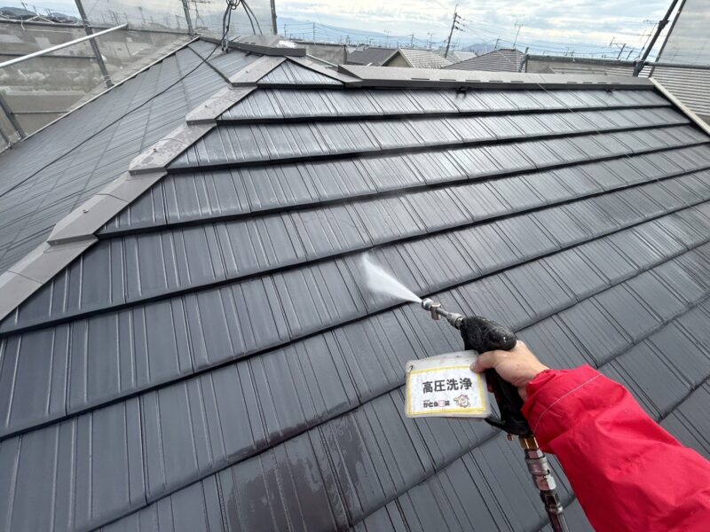 屋根は塗装しませんが、棟板金・谷板金は塗装しますので洗浄をおこないます。