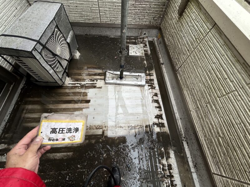 バルコニーは敷物をすべて撤去しました。<br />
泥が堆積していました。