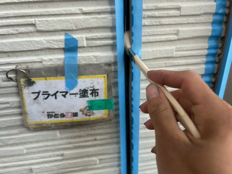 プライマー塗布の様子です。