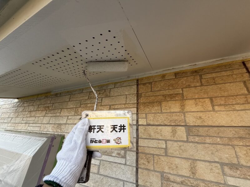 軒天の塗装の様子です。