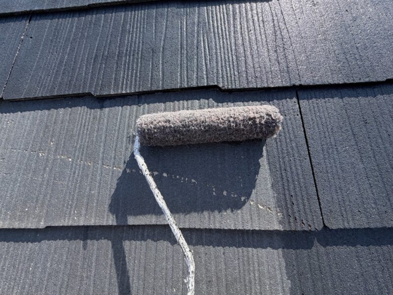 従来の下塗り材と比較して隠ぺい性が格段に向上した下塗り材で下地を整えていきます。