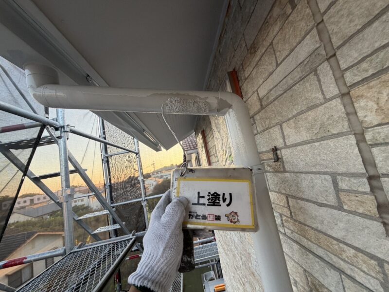 カーブしている箇所も塗り残しがないよう施工します。