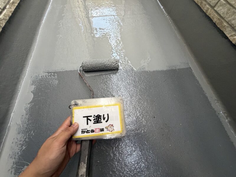 表面の凹凸を平坦にし、防水層の剥がれやひび割れを防ぎます。