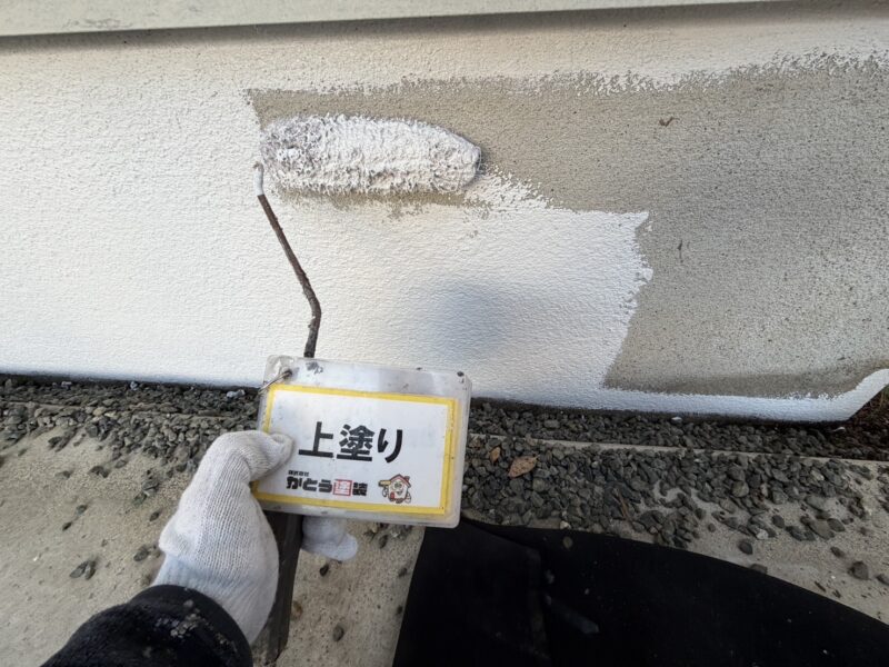 基礎はばきの上塗りの様子です。