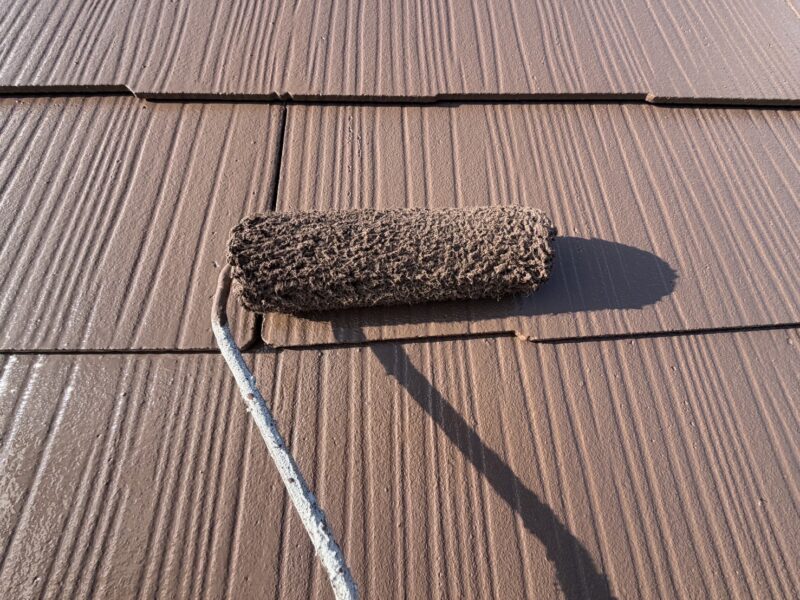 ローラーでしっかり密着させながら、ムラなく施工します。