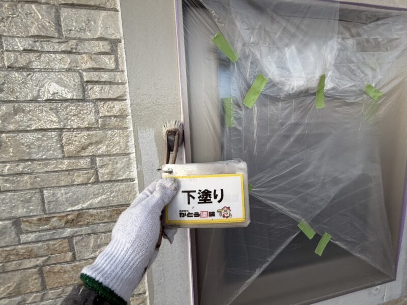 窓枠の下塗りの様子です。