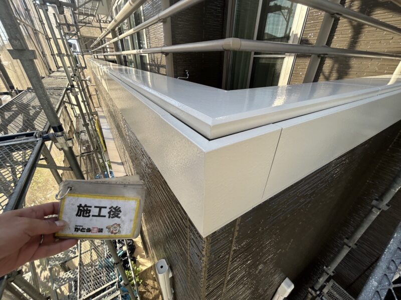 笠木は板金が多く、錆びて穴が開き、そこから雨漏りするケースがあります。<br />
塗装で防水性を高め、雨漏りとは無縁の安心のお住まいを実現します。