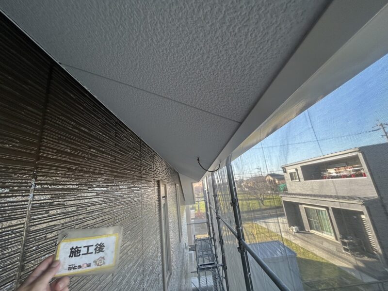 外壁が落ち着いた暗めの色ですので、軒天は明るさを感じるホワイト系をご提案いたしました。<br />
外壁とのコントランスも素敵です。