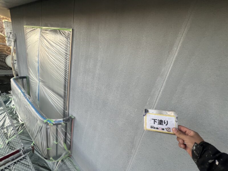 下塗り完了しました。<br />
ムラなく均一に塗布できています。