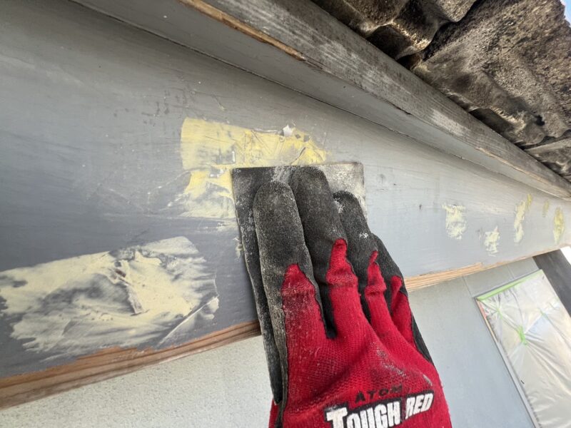 補修箇所を平坦に整えていきます。