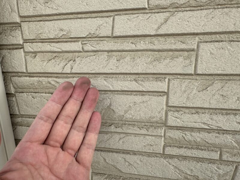 一見汚れているように見えない外壁でも、手で触ると結構汚れて塗膜が劣化しているのが分かります。