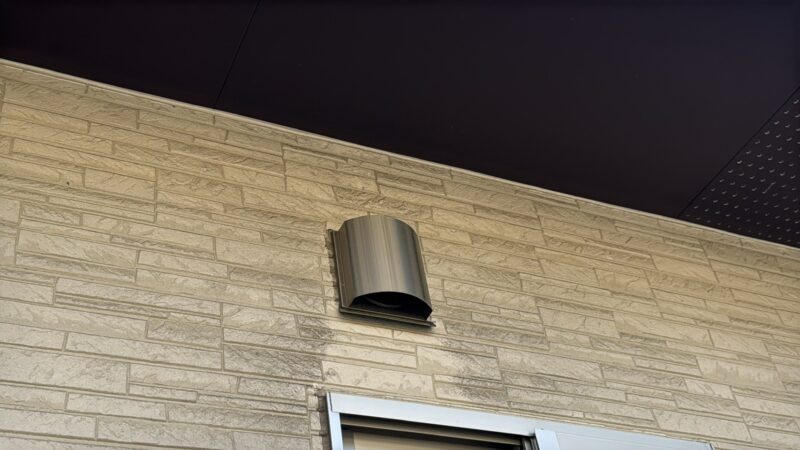 フード周りは換気により汚れがこびりつき、頑固に付着しやすい箇所になります。