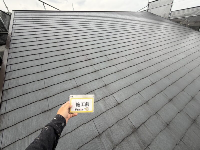 屋根は色褪せ、塗膜がほとんどなく、防水機能が低下している状態でした。