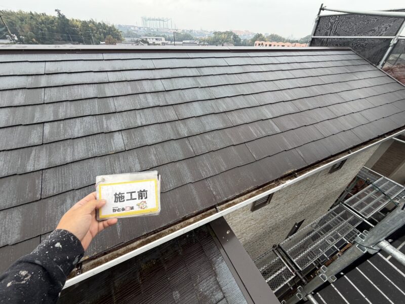 屋根は下塗りを2回おこない、下地を綺麗に整えながら仕上げていきます。