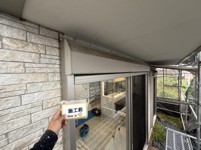 シャッターボックスには、長年の埃や塵が蓄積していました。