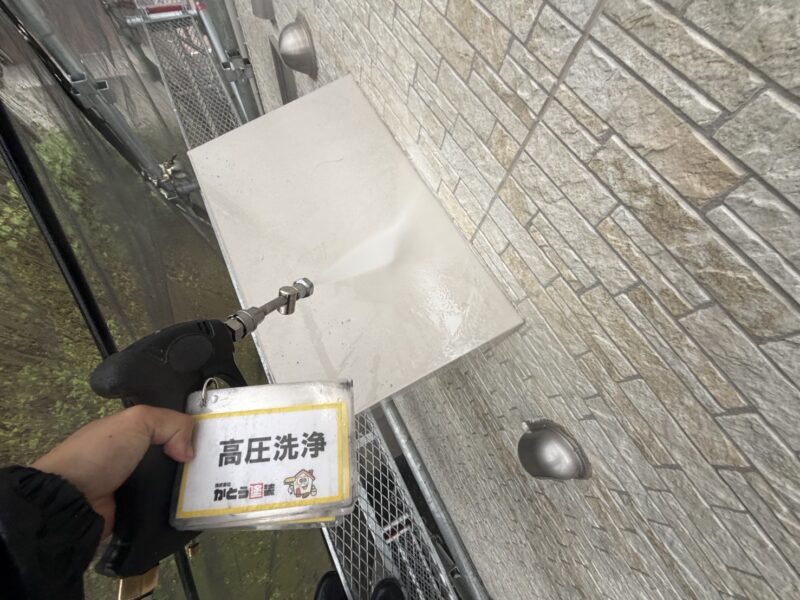 ひさしの高圧洗浄の様子です。