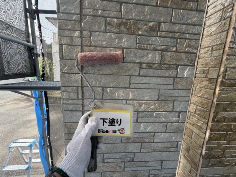 柱にも外壁と同じ塗料で塗り替えをおこないます。
