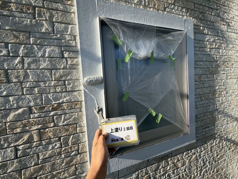 上塗り2回目の様子です。<br />
塗料を塗り重ね、強靭な塗膜を形成します。