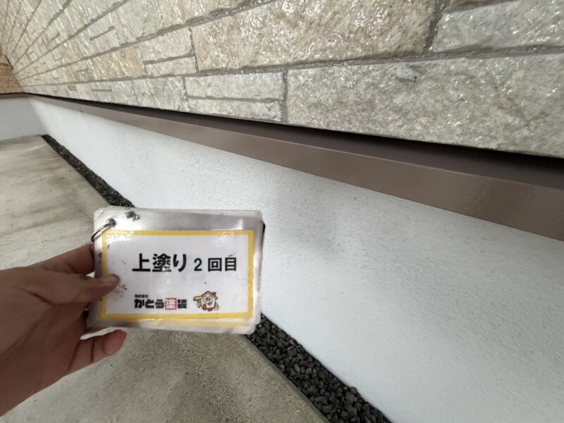 水切りのような細かい箇所は、小さな刷毛を使い丁寧に施工します。