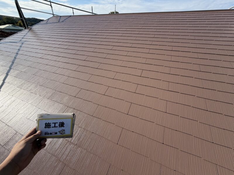 太陽光を効率よく反射し、屋根の表面温度の上昇を抑制するだけでなく、 建物内の温度上昇も防ぐことで、 快適な室内環境づくりや冷房費の削減に貢献します。