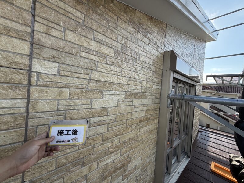 クリアー塗装の最大の利点は、意匠性の高い石目調やレンガ調サイディングの見た目を損なわずに表面を保護し、防水性を高めることができる点です。