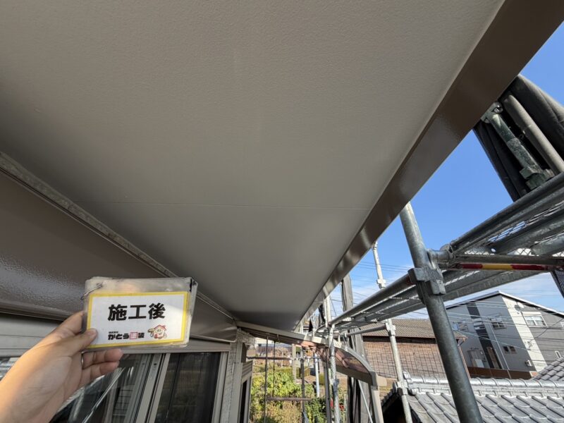 軒天は艶消しタイプで落ち着いた印象に、塗装後に湿潤状態になっても良好な付着性を保ってくれる塗料で塗り替えています。