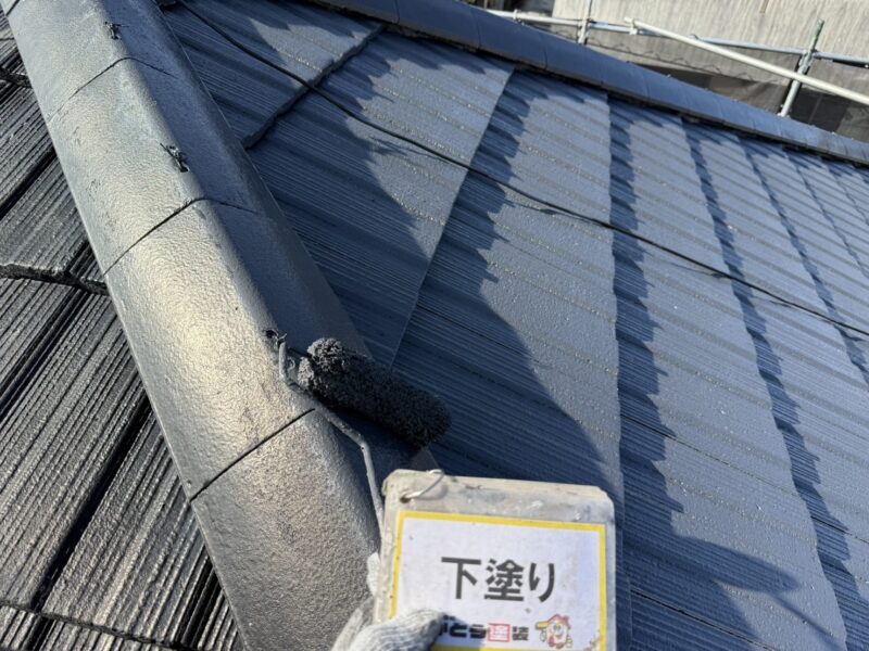 棟板金の下塗りの様子です。