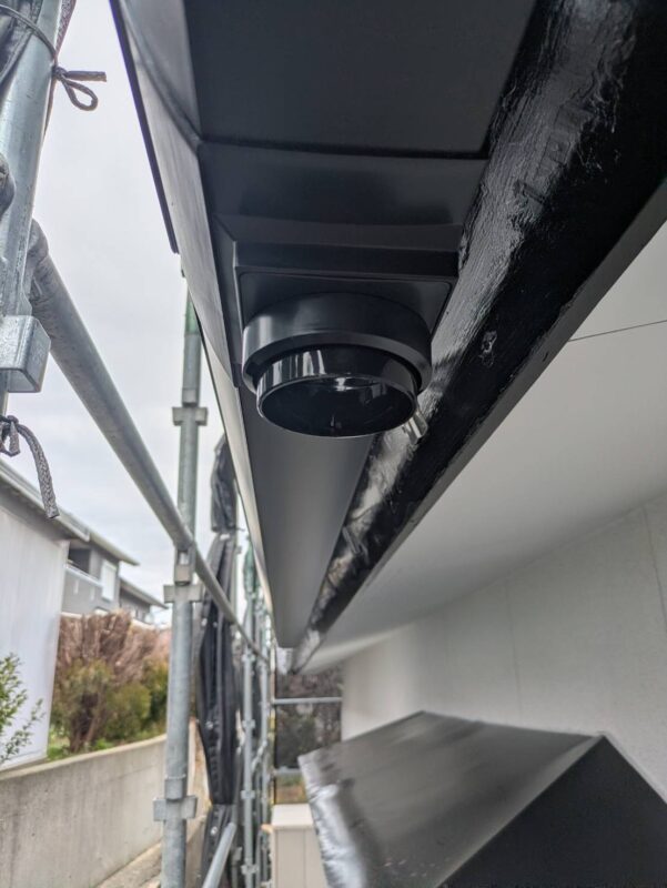 新しい軒樋の取り付けの様子です。