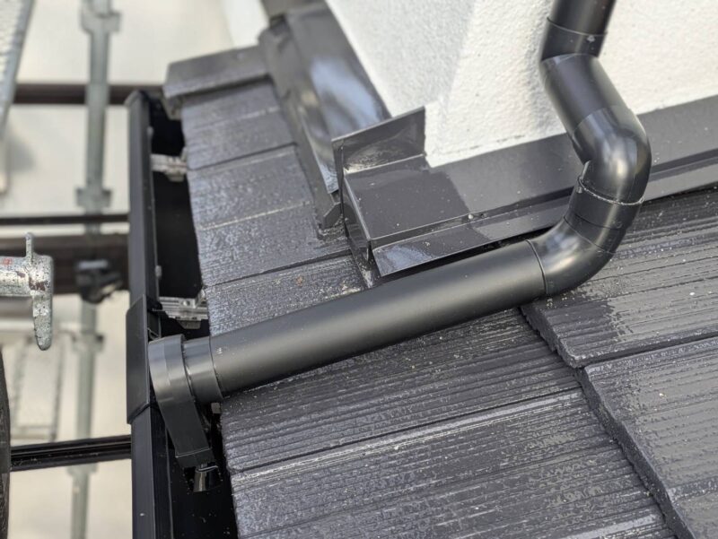 壁、屋根に沿うようにして設置していきます。