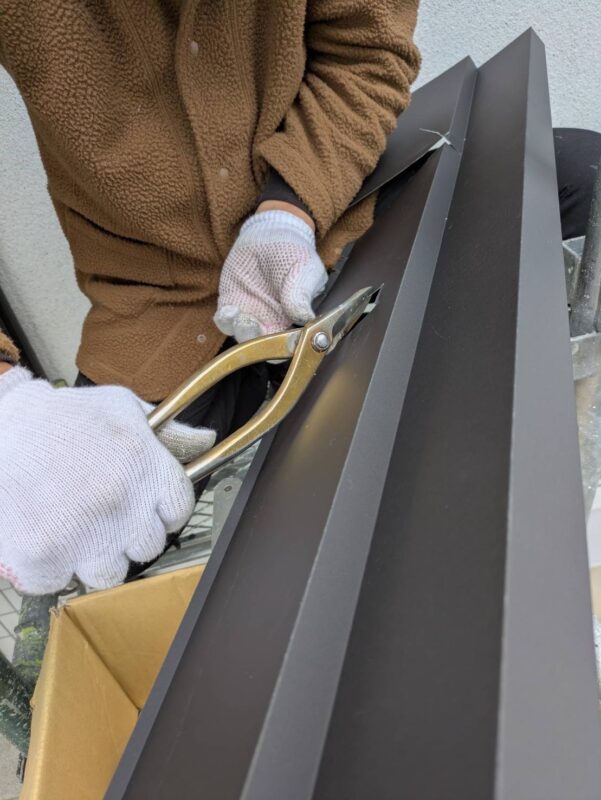 破風の板金工事をおこないます。<br />
サイズに合わせて手作業でカットします。