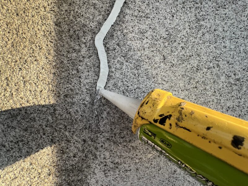 外壁のひび割れ補修の様子です。