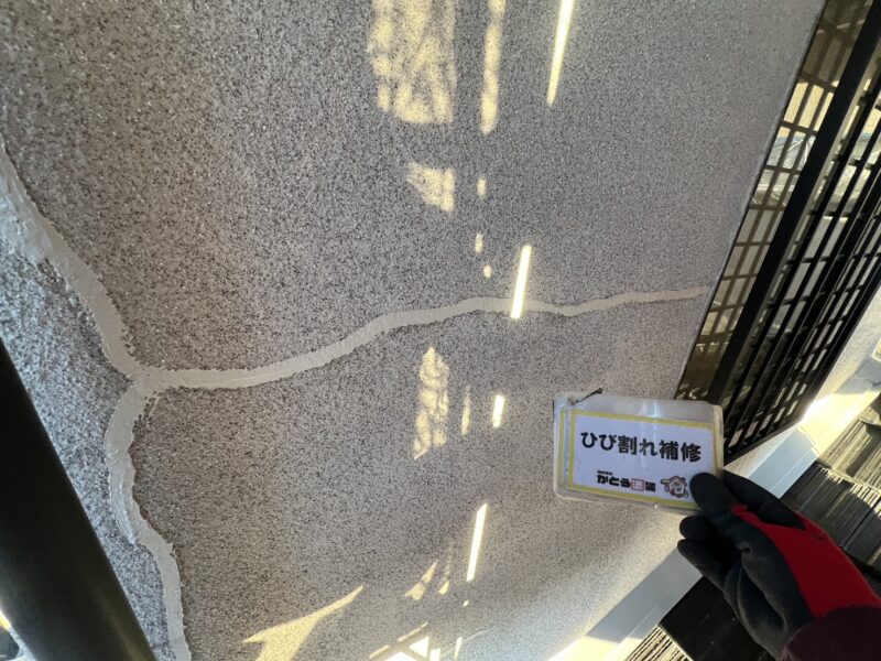 ひび割れはすべて補修後、その上から仕上げ塗りをおこないます。