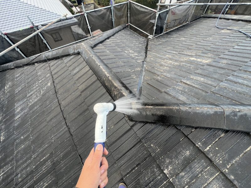 雨漏り調査のため、散水をおこなっています。