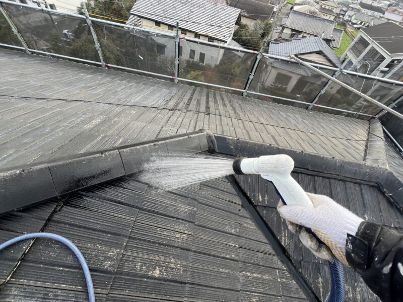 雨漏りしていそうな箇所に複数散水し、調査していきます。