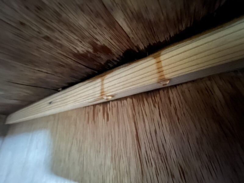 水が滴るほど雨漏りしています。<br />
雨漏りは放置せずにすぐに対処することが大切です。