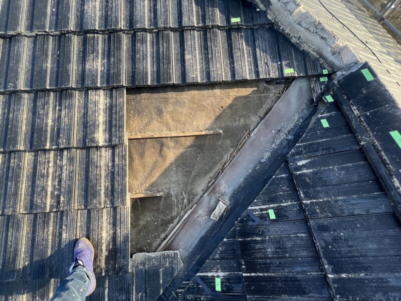 瓦も剥いで内部を確認していきます。