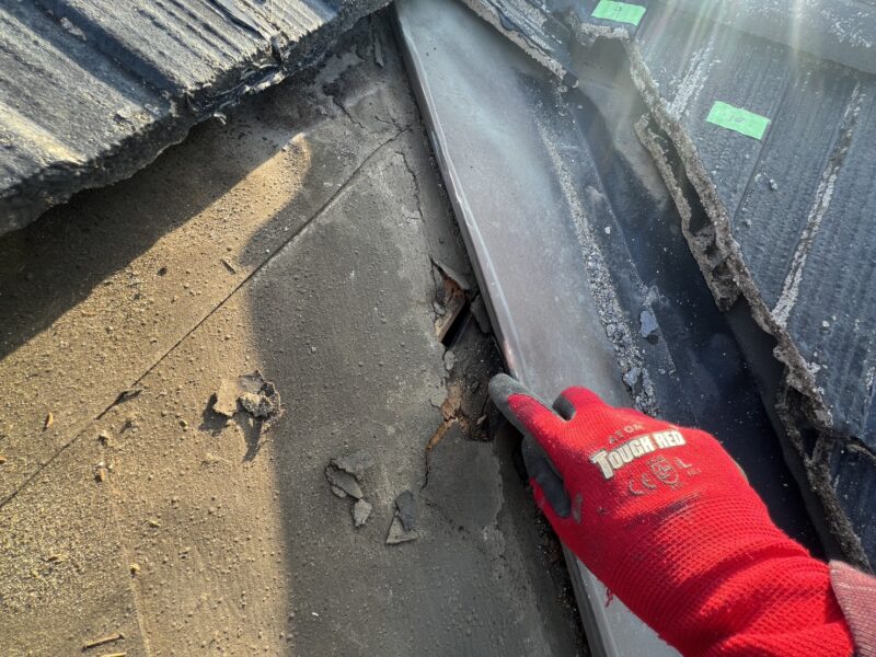 防水紙は雨水を建物内部に通さない役割がありますが、破れてしまっていては役割を果たすことができません。