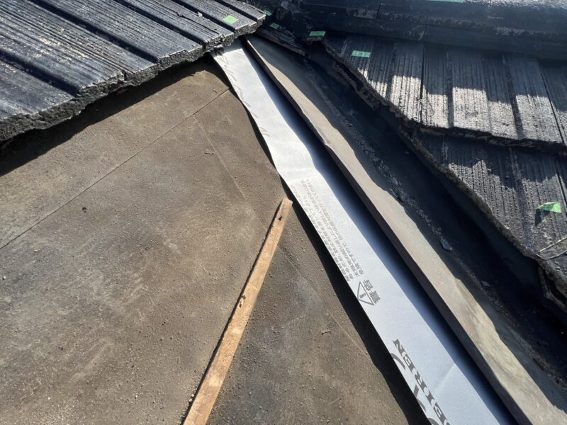 新しい防水紙を貼っていきます。