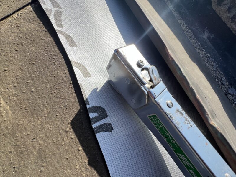 タッカーでしっかりと留めていきます。