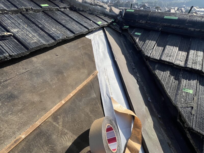 防水テープを貼り、防水紙の下に雨水が浸入しないようにします。